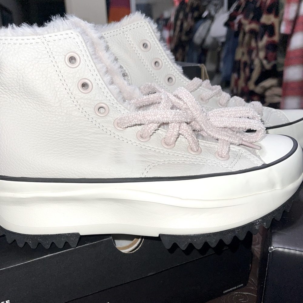 NEW…..Converse 8.5 Off white